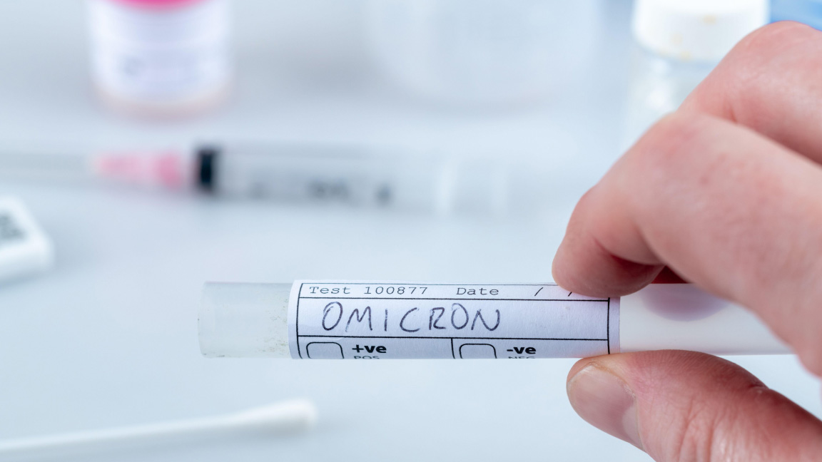 Yeni COVID-19 varyantı Omicron’un semptomları açıklandı