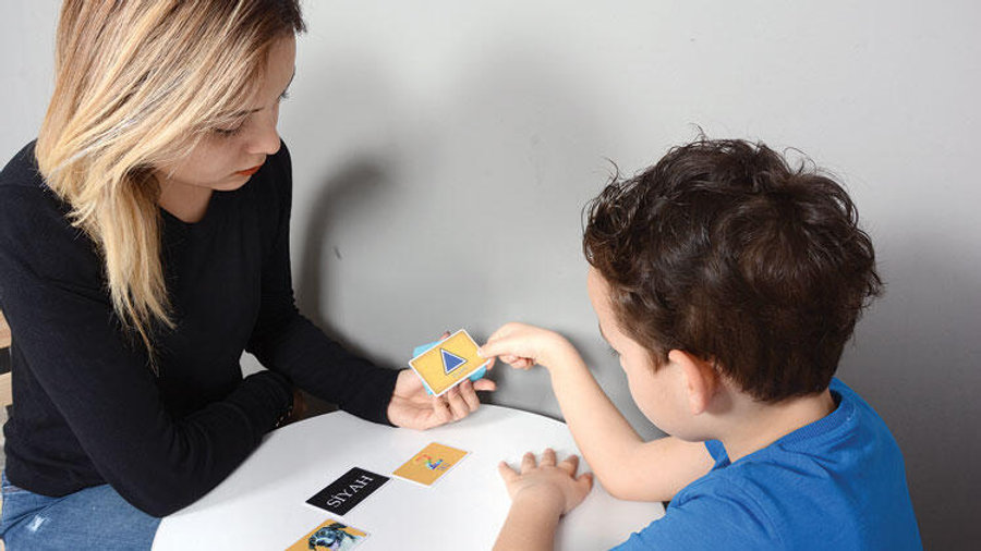 Okul içi iş terapisi, otizmli çocuklar için olumlu eğitim deneyimleri oluşturur.